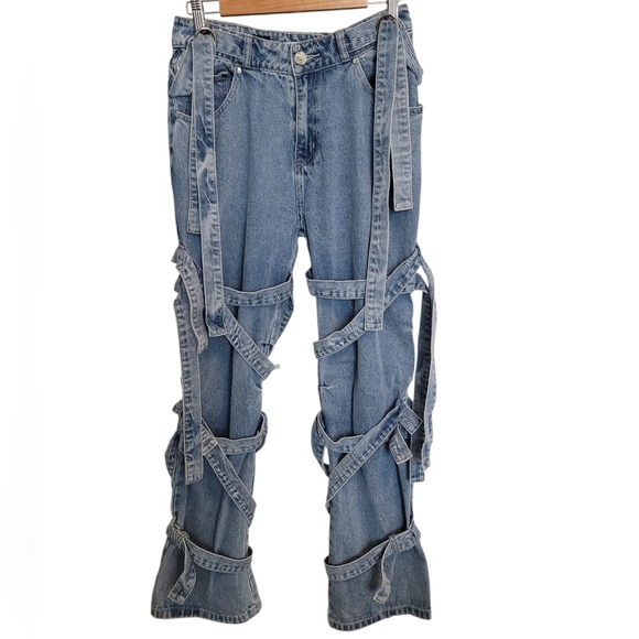 Maniere De Voir Talia Denim Strap Cargo Jeans in Mid Blue - Picture 9 of 15